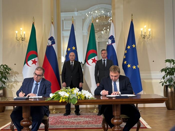 Podpis Pogodbe O Dobavi Zp Simon Urbancl In Belgacem Mayouf